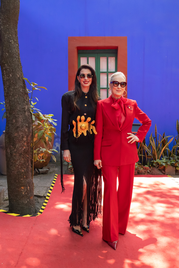 Anne Hathaway společně s Meryl Streep při propagaci druhého dílu filmu v Mexiku. Anne zvolila komplet od Schiaparelli
