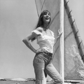 Jane Birkin milovala džíny s vysokým pasem a k tomu bílé halenky v bohémském stylu
