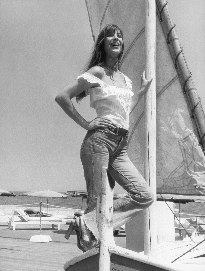 Jane Birkin milovala džíny s vysokým pasem a k tomu bílé halenky v bohémském stylu
