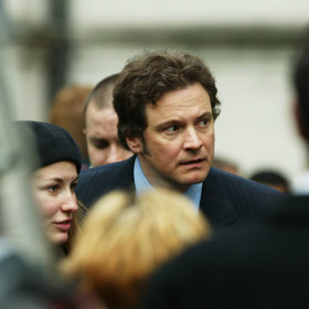 Nedílnou součástí Deníku Bridget Jones je ikonický vánoční svetr, který oblékl Mark Darcy. Režisérka Sharon Maguire ale dlouho váhala, jak by měl svetr vypadat. Dokonce během natáčení oslovila třicet pletařek svetrů a poprosila je o návrh vtipného vánočního svetru. „Zpočátku žádný z návrhů nefungoval. Svetry byly krásné, ale nebyly vtipné, a tak jsme se nakonec rozhodli, že na svetru musí být los, nikoliv sob,“ prozradila režisérka pro Entertainment Week.
Nedílnou součástí Deníku Bridget Jones je ikonický vánoční svetr, který oblékl Mark Darcy. Režisérka Sharon Maguire ale dlouho váhala, jak by měl svetr vypadat. Dokonce během natáčení oslovila třicet pletařek svetrů a poprosila je o návrh vtipného vánočního svetru. „Zpočátku žádný z návrhů nefungoval. Svetry byly krásné, ale nebyly vtipné, a tak jsme se nakonec rozhodli, že na svetru musí být los, nikoliv sob,“ prozradila režisérka pro Entertainment Week.