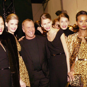Michael Kors v Céline

Před tím, než do Céline v roce 2018 přišel Hedi Slimane, bylo téměř nepředstavitelné, aby v čele této luxusní francouzské značky stál někdo jiný než Phoebe Philo. Ale v letech 1997 až 2004 to byl právě Michael Kors. Amerického návrháře oslovil koncern LVMH, do něhož Céline patří, aby oživil značku, kterou po dobu více než padesáti let vedl její zakladatel Céline Vipiana.

Michael Kors u Céline působil nejprve jako návrhář dámské módy a později jako kreativní ředitel. Pod jeho vedením se do Céline dostalo mnohem více americké estetiky: neformální luxusí kousky, velbloudí barva, kašmír a mnoho looků a la “hurá na pláž”. Múzou mu byla Carolyn Bessette-Kennedy. Když Kors z Céline odešel, aby se mohl soustředit na svoji vlastní značku, trvalo čtyři roky a pár ne tak docela správných kreativních ředitelů, než přišla Phoebe Philo (tou dobou měla moc práce s budováním svého jména jako nástupce Stelly McCartney v Chloé). Nicméně na éru Michaela Korse u Céline se příliš neupozorňuje.
