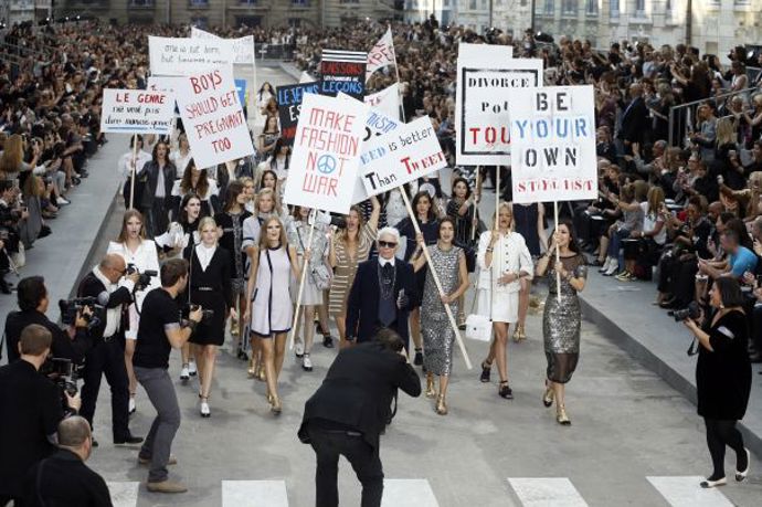 Ready-to-Wear, spring/summer 2015

To, že modelky občas vezmou do ruky protestní cedule, není ve světě módy nic nového. Karl Lagerfeld ale „protestní akci“ povýšil a poslal modelky na pomyslnou ulici Boulevard Chanel.
