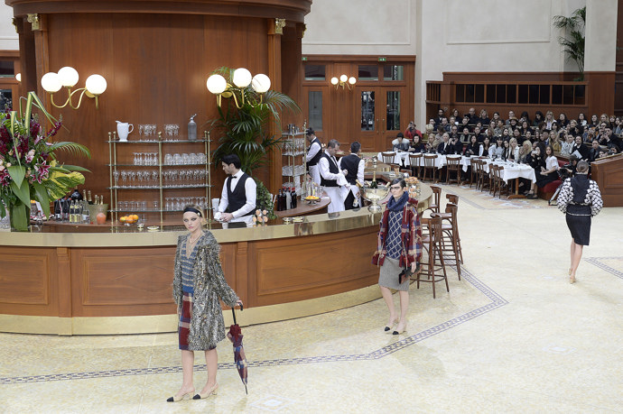 CHANEL AUTUMN/WINTER 2015

Novou kolekci na podzim/zimu 2015 naservíroval Karl Lagerfeld i s kávou v kavárně.
