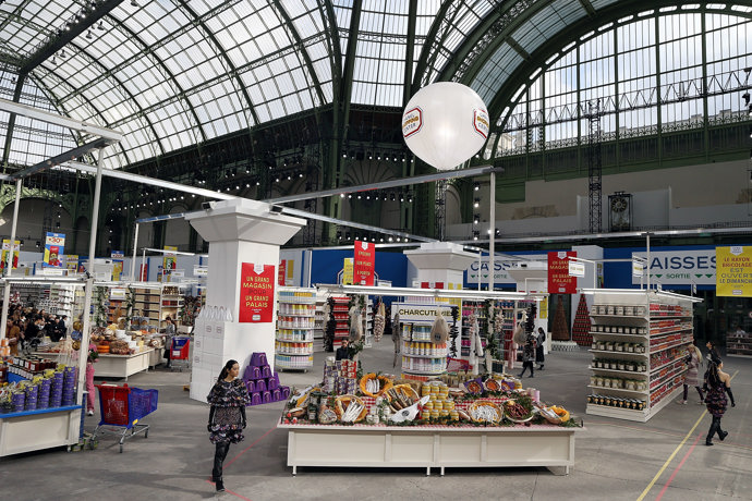 CHANEL FALL/WINTER 2014

Modelky v čele s Carou Delevigne na mole uprostřed supermarketu, kde byly k dostání potraviny značky Chanel.
