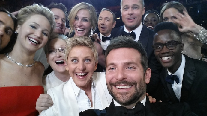 Ellen Degeneres vyfotila nejslavnější selfie v historii (2014)

Když se Brad Pitt, Meryl Streep, Jennifer Lawrence, Bradley Cooper, Jared Leto, Julia Roberts a Angelina Jolie objeví na jedné fotce je jasné, že to vzbudí rozruch. A taky že ano. Podle čísel Twitteru se na celém světě na fotku podívalo 37 milionů lidí, což způsobilo pád webu.
