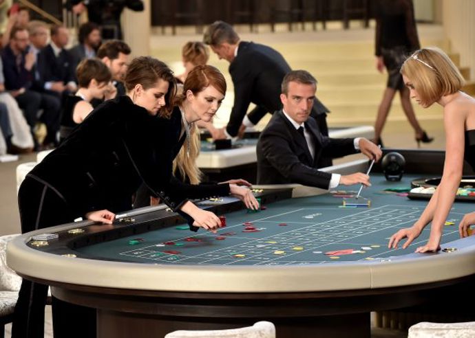 Paris Haute Couture Week, Fall/Winter 2015/16

Hravý Karl Lagerfeld proměnil přehlídku na pařížském haute couture weeku v casino, ve kterém si ruletu zahrála například Kristen Stewart, Julianne Moore nebo Lily-Rose Depp.
