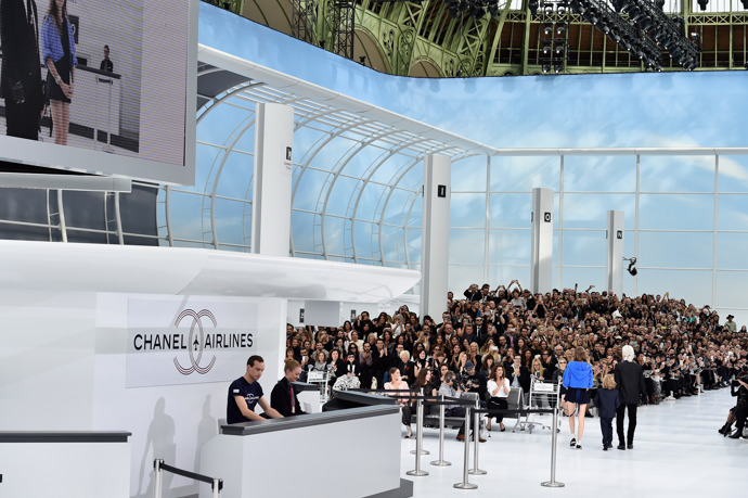 CHANEL SPRING/SUMMER 2016

Očividně měl Karl Lagerfeld rád létání. Tentokrát se modelky procházely po letištním terminálu. 
