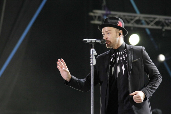 Při koncertu v Louisville show na chvíli pozastavil, aby mohl svou přítelkyni požádat o ruku. Řekla ano.
