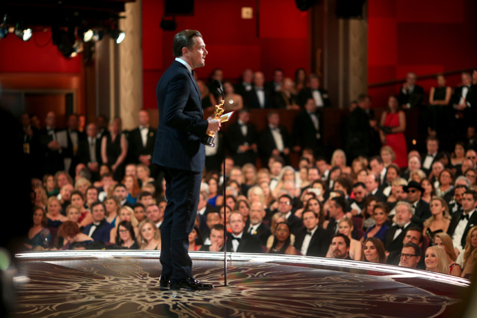 Leonardo DiCaprio konečně vyhrál Oscara (2016)

Po šesti nominacích a 27 letech v Hollywoodu, nakonec prolomil Leonardo DiCaprio léta nevydařených nominací a vyhrál sošku za svůj výkon ve filmu Revenant. Využil svůj čas na pódiu, aby hovořil o globálním oteplování: "Naše filmová produkce se musela přesunout na jih této planety, abychom našli sníh. Změna klimatu je skutečná, a opravdu se právě teď děje. Je to naléhavá hrozba, které musíme společně čelit. Neberte tuto planetu za samozřejmost."
