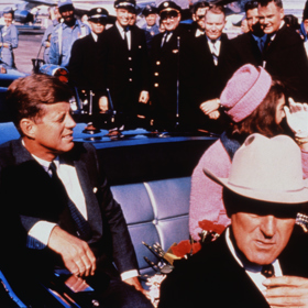 Tento kostýmek na sobě měla Jackie Kennedy v den atentátu na jejího manžela J. F. Kennedyho. Je ušitý podle návrhu Coco Chanel. Přesto ale není z módního domu Chanel. Z něj je pouze látka. Jedná se o kopii, kterou vytvořilo jisté krejčovství a jejíž ušití sám módní dům schválil. Jackie jej nikdy nenechala vyčistit od krvé svého manžela. Po její smrti byl uložen v americkém Národním archivu.
Tento kostýmek na sobě měla Jackie Kennedy v den atentátu na jejího manžela J. F. Kennedyho. Je ušitý podle návrhu Coco Chanel. Přesto ale není z módního domu Chanel. Z něj je pouze látka. Jedná se o kopii, kterou vytvořilo jisté krejčovství a jejíž ušití sám módní dům schválil. Jackie jej nikdy nenechala vyčistit od krvé svého manžela. Po její smrti byl uložen v americkém Národním archivu.