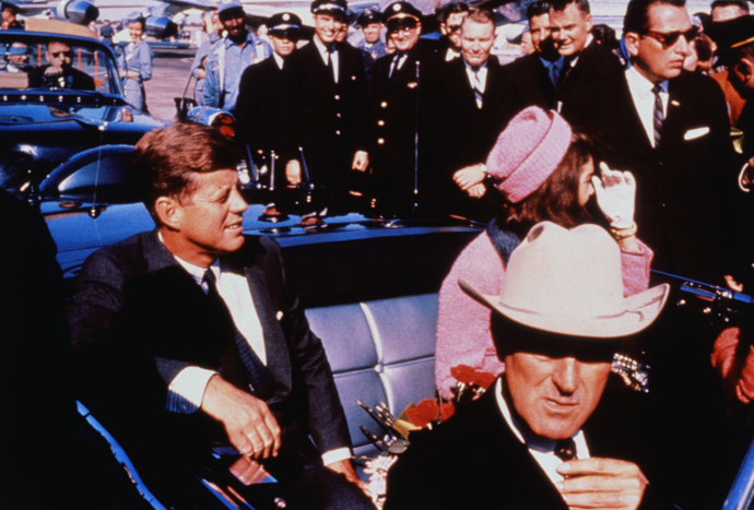 Tento kostýmek na sobě měla Jackie Kennedy v den atentátu na jejího manžela J. F. Kennedyho. Je ušitý podle návrhu Coco Chanel. Přesto ale není z módního domu Chanel. Z něj je pouze látka. Jedná se o kopii, kterou vytvořilo jisté krejčovství a jejíž ušití sám módní dům schválil. Jackie jej nikdy nenechala vyčistit od krvé svého manžela. Po její smrti byl uložen v americkém Národním archivu.
