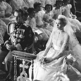 Jedna z nejslavnějších hereček Hollywoodu ukončila svou filmovou kariéru, když v roce 1956 řekla "ano" monackému princi Rainierovi III. Grace Kelly vyměnila titul královny stříbrného plátna za monackou princeznu.
Jedna z nejslavnějších hereček Hollywoodu ukončila svou filmovou kariéru, když v roce 1956 řekla "ano" monackému princi Rainierovi III. Grace Kelly vyměnila titul královny stříbrného plátna za monackou princeznu.