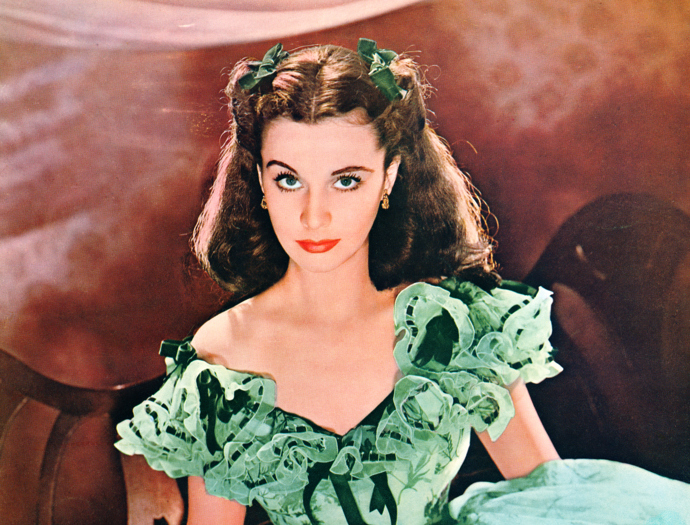 Sever a Jih: Scarlett O'Hara

Této role se chopilo již mnoho hereček, ale tu nejslavnější ztvárnila Vivien Leigh. Její vlnité vlasy sepnuté po stranách mašličkami se neodmyslitelně zapsaly do filmových dějin stejně jako herečka sama. 

 

