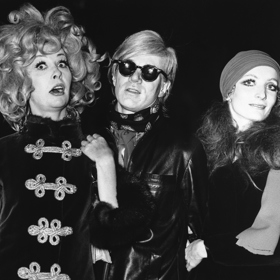 Andy Warhol a dvě z jeho múz - Ultra Violet a Viva.
Andy Warhol a dvě z jeho múz - Ultra Violet a Viva.