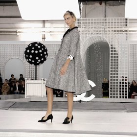 CHANEL HAUTE COUTURE SPRING/SUMMER 2005
Nádvoří v černobílých barvách bylo kulisou pro přehlídku jaro/léto 2005.
CHANEL HAUTE COUTURE SPRING/SUMMER 2005
Nádvoří v černobílých barvách bylo kulisou pro přehlídku jaro/léto 2005.