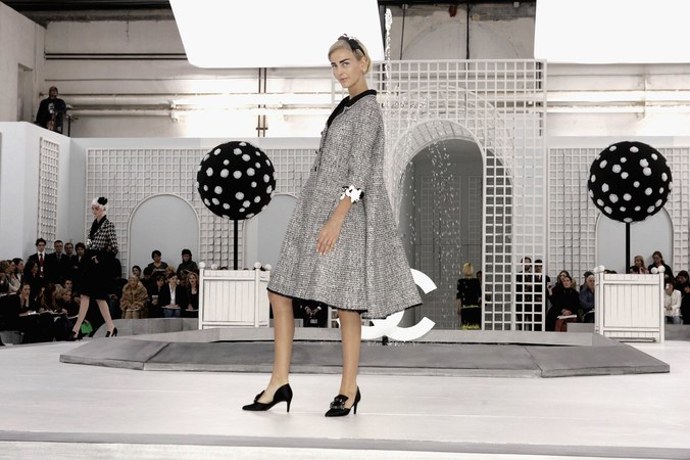 CHANEL HAUTE COUTURE SPRING/SUMMER 2005

Nádvoří v černobílých barvách bylo kulisou pro přehlídku jaro/léto 2005.

 
