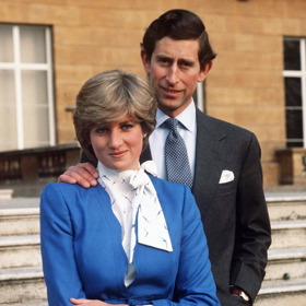 Oficiální fotografie ze zásnub prince Charlese s Dianou. 
