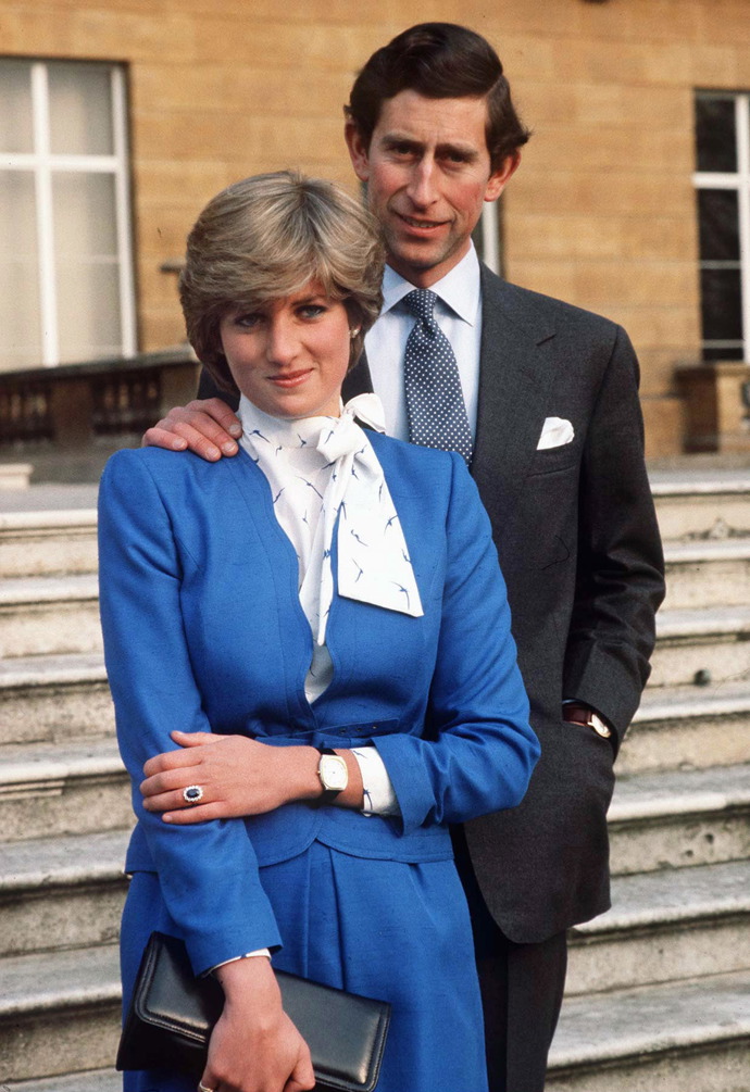 Oficiální fotografie ze zásnub prince Charlese s Dianou. 
