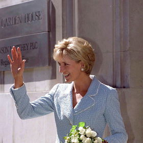 Princezna Diana měla Chanel kostýmky ve velké oblibě. Vybírala si zejména pastelové tóny. Na snímku je v roce 1997 na návštěvě British Lung Foundation.
Princezna Diana měla Chanel kostýmky ve velké oblibě. Vybírala si zejména pastelové tóny. Na snímku je v roce 1997 na návštěvě British Lung Foundation.