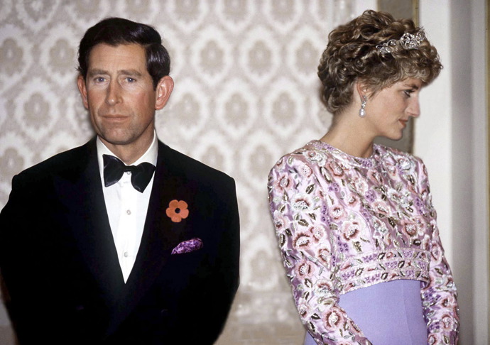 Posléze Camilla princezně Dianě řekla: „Máš všechno, co jsi kdy chtěla. Jsou do tebe zamilovaní všichni muži na světě a máš dvě krásné děti. Co bys chtěla víc?“ Princezna Diana odpověděla: „Chci svého manžela. Je mi líto, že vám stojím v cestě, očividně překážím a pro vás oba to musí být peklo, ale já vím, co se děje. Nedělejte ze mě blbce.“
