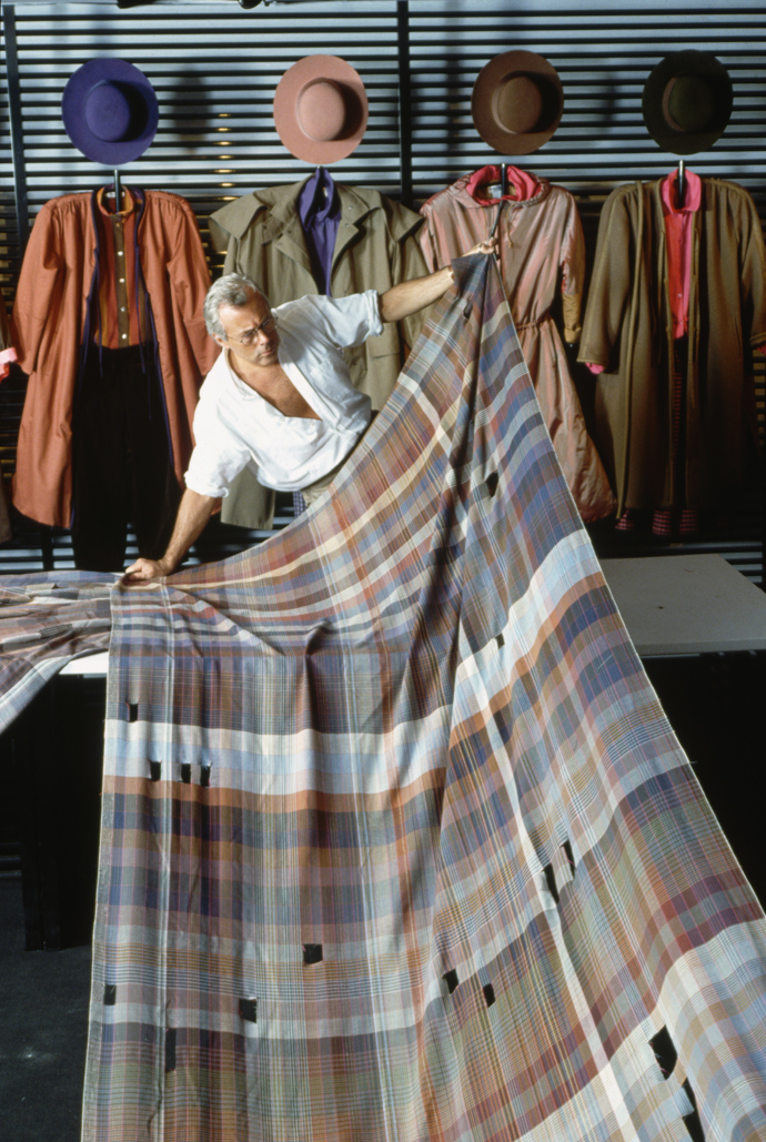 Giorgio Armani při práci (1983)
Giorgio Armani při práci (1983)