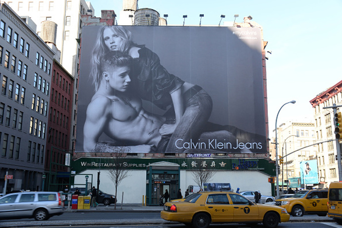 Justin Bieber přilákal především dospívající zákazníky.
