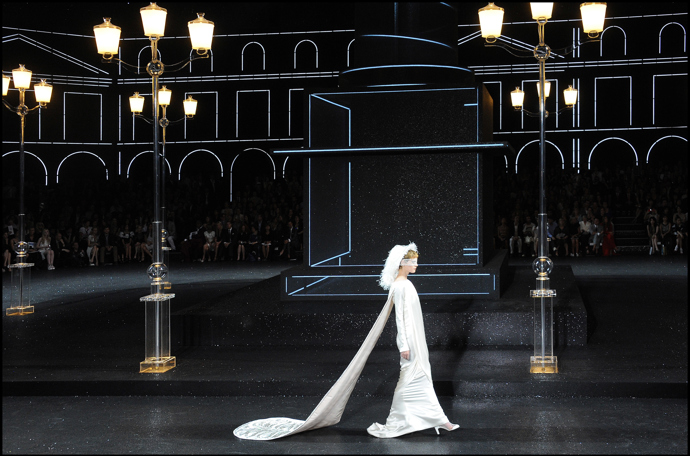 CHANEL HAUTE COUTURE FALL/WINTER 2011

Světla z ulic zahnala tmu na přehlídce Haute couture podzim/zima 2011.
