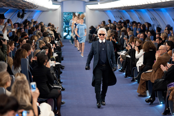 CHANEL HAUTE COUTURE SPRING/SUMMER 2012

Připravte se na odlet. Hosté přehlídky Haute couture jaro/léto 2012 byli usazeni do první třídy Chanel Airways.
