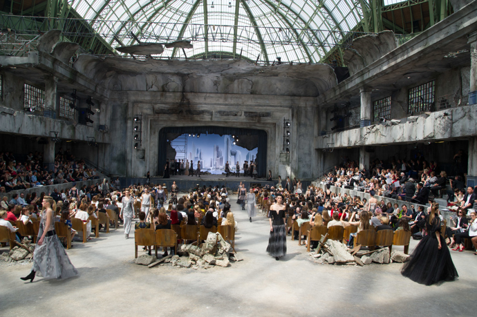 CHANEL FALL/WINTER 2013

Prostředí polorozpadlého divadla v kontrastu s dokonale navrženou kolekcí na podzim/zimu 2013 všechny ohromilo.
