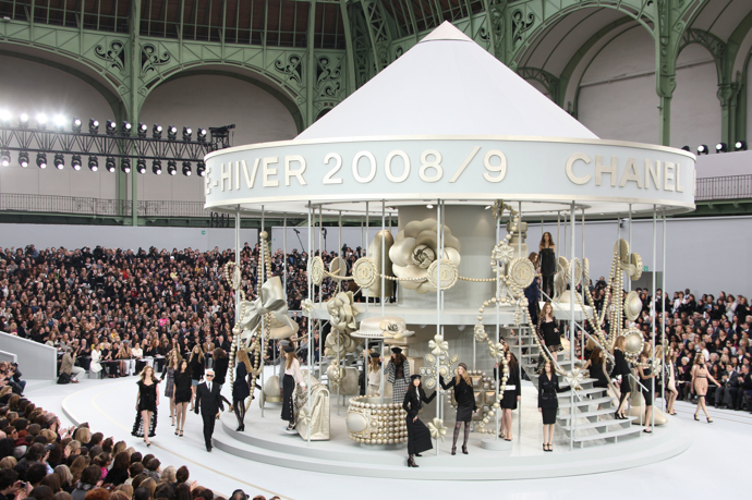 CHANEL FALL/WINTER 2008

Na kolotoči pro dospělé byly k vidění kabelky Chanel v nadživotní velikosti. Ideální velikost pro nezbytnosti každé ženy.
