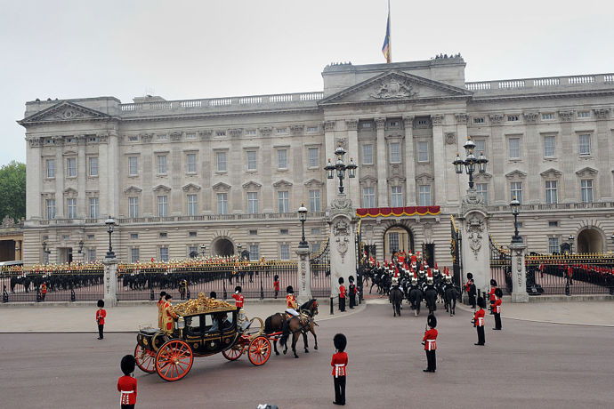 Nezapomeňte na Buckinghamský palác a výměnu stráží 

Buckinghamský palác byste při návštěvě Londýna rozhodně neměli opomenout. Vlaje-li nad rezidencí královská standarta, znamená to, že královna je doma. A dost možná, že se zrovna bude zabývat přípravami na rodinné oslavy, které královskou rodinu v příštích měsících čekají. Ujít byste si neměli nechat ani slavnou výměnu stráží. Ta před palácem probíhá v předem určené dny od 11 hod. Nebo si zarezervujte prohlídku státních komnat uvnitř paláce, včetně trůnního sálu, kde byly v roce 2011 pořízeny svatební fotografie vévody a vévodkyně z Cambridge. 

Vstupenku zakoupíte od 35,60 liber.

https://www.royal.uk/royal-residences-buckingham-palace
