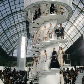 Paris Haute Couture Week, Spring/Summer 2006
V roce 2006 se Karl Lagerfeld rozhodl, že namísto módního mola dá přednost točitým schodům, které budou umístěny uprostřed diváků. Geniální nápad!
Paris Haute Couture Week, Spring/Summer 2006
V roce 2006 se Karl Lagerfeld rozhodl, že namísto módního mola dá přednost točitým schodům, které budou umístěny uprostřed diváků. Geniální nápad!