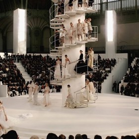 CHANEL HAUTE COUTURE SPRING/SUMMER 2006
Haute couture kolekce na jaro/léto 2006 se představovala na točitém schodišti.
CHANEL HAUTE COUTURE SPRING/SUMMER 2006
Haute couture kolekce na jaro/léto 2006 se představovala na točitém schodišti.