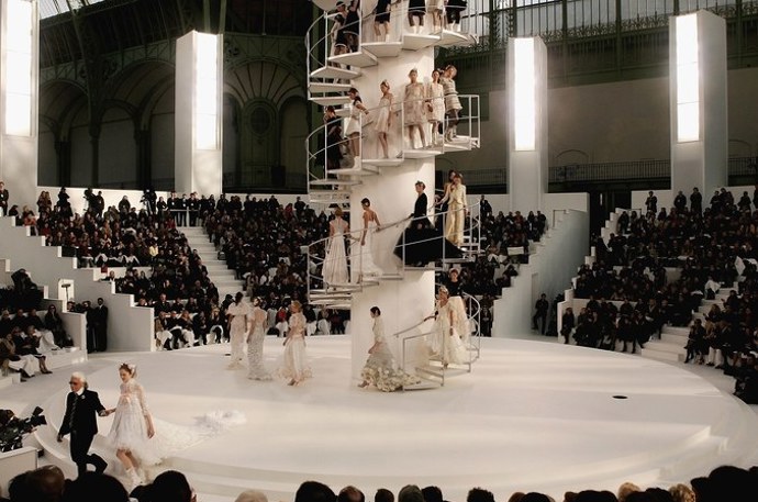 CHANEL HAUTE COUTURE SPRING/SUMMER 2006

Haute couture kolekce na jaro/léto 2006 se představovala na točitém schodišti.

