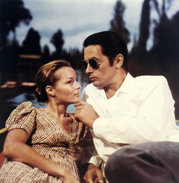 Romy Schneider žila s Alainem Delonem přes pět let. Byli zasnoubení, nikdy se nevzali. Filmy spolu točili i poté, co jí zlomil srdce. Jak uvedl v nedávných rozhovorech, byla jeho životní láskou a milovali se až příliš.
