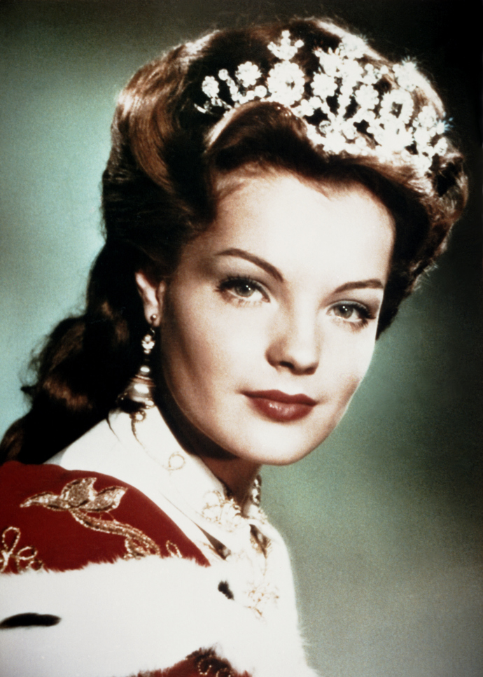 Když se řekne Romy Schneider, každý si vybaví mladinkou panovnici Sissi. Hlavní role krásky se zářivýma zelenýma očima ve filmu o rakouské císařovně Alžbětě Bavorské udělala z tehdy teprve sedmnáctileté Romy hvězdu.
