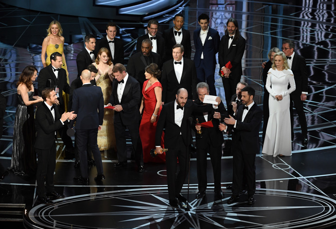 Omyl při vyhlašování vítěze (2017)

Dvě minuty a 23 vteřin byl La La Land vítězem Oscara za nejlepší snímek roku 2017. Děkovný proslov producentů Jordana Horowitze, Marca Platta a Freda Bergera ale museli přerušit, omluvit se a vyhlásit skutečného vítěze, a to film Moonlight. Chyba, kterou provedl účetní PricewaterhouseCoopers, vedla k tomu, že Faye Dunaway a Warren Beatty ohlásili špatného vítěze. 
