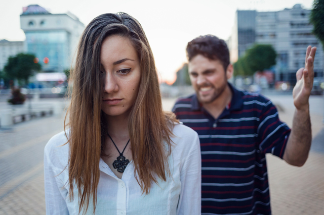 Gaslighting: Manipulativní technika, kterou můžete zažít ve vztahu i na pracovišti