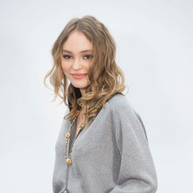 Lily-Rose Depp
Dcera Vanessy Paradis a Johnnyho Deppa jako by svým rodičům z oka vypadla. Vlasy si nechává v přirozeném odstínu "bronde", tedy něco mezi blond a světle hnědou.
Lily-Rose Depp
Dcera Vanessy Paradis a Johnnyho Deppa jako by svým rodičům z oka vypadla. Vlasy si nechává v přirozeném odstínu "bronde", tedy něco mezi blond a světle hnědou.