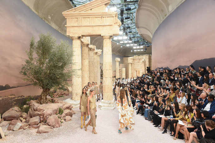CHANEL CRUISE 2018

Přehlídka v duchu antického Řecka.
