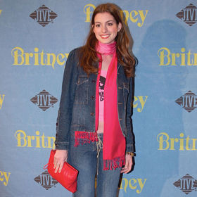 Anne Hathaway v roce 2001 na uvedení alba Britney zpěvačky Britney Spears. Anne oblékla tematický džínový outfit s růžovými detaily.
