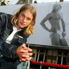 Australský herec a model Travis Fimmel s andělskou tváří.
