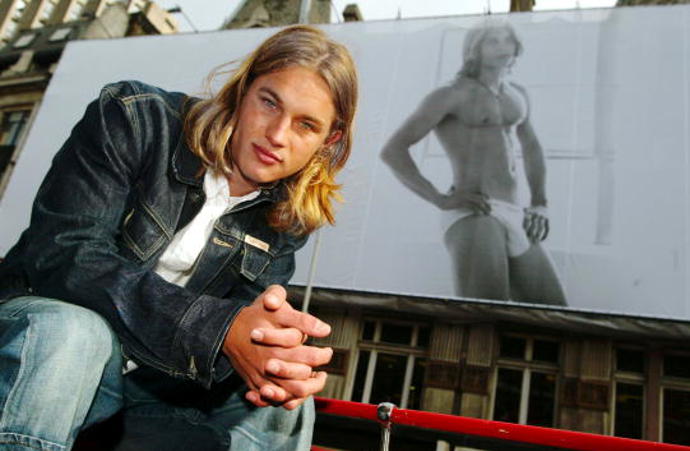 Australský herec a model Travis Fimmel s andělskou tváří.
