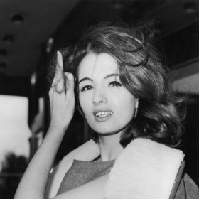 Christine Keeler utekla do Londýna za vidinou lepšího života. V té době ještě netušila, že se stane hlavní protagonistkou aféry, kvůli které padne britská vláda.
Christine Keeler utekla do Londýna za vidinou lepšího života. V té době ještě netušila, že se stane hlavní protagonistkou aféry, kvůli které padne britská vláda.