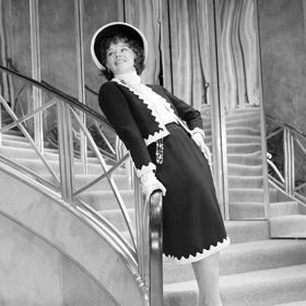 Katharine Hepburn si zahrála samotnou Coco Chanel v muzikálu Coco, který byl uveden na Broadway v roce 1969. Byl to jediný muzikál, v němž Katharine Hepburn kdy hrála, vynesl jí dokonce nominaci na ocenění Tony Award.
Katharine Hepburn si zahrála samotnou Coco Chanel v muzikálu Coco, který byl uveden na Broadway v roce 1969. Byl to jediný muzikál, v němž Katharine Hepburn kdy hrála, vynesl jí dokonce nominaci na ocenění Tony Award.