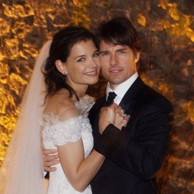 Prázdniny v Římě
Italská veselka, celebrity v první řadě a zpěv Andrea Bocelliho? To není sen o romantické svatbě, nýbrž realita, kterou zažila herečka Katie Holmes a Tom Cruise. Samotnou třešničkou na svatebním dortu byly krásné šaty od Giorgia Armaniho, které doprovázel závoj s krystaly Swarowski. Jeho výroba údajně trvala 350 hodin. Nikoho asi překvapí, že se svatební účet vyšplhal na 45 milionů českých korun. Bohužel ani v tomto případě láska netrvala věčně a za šest let od svatby se pár rozešel.
Prázdniny v Římě
Italská veselka, celebrity v první řadě a zpěv Andrea Bocelliho? To není sen o romantické svatbě, nýbrž realita, kterou zažila herečka Katie Holmes a Tom Cruise. Samotnou třešničkou na svatebním dortu byly krásné šaty od Giorgia Armaniho, které doprovázel závoj s krystaly Swarowski. Jeho výroba údajně trvala 350 hodin. Nikoho asi překvapí, že se svatební účet vyšplhal na 45 milionů českých korun. Bohužel ani v tomto případě láska netrvala věčně a za šest let od svatby se pár rozešel.