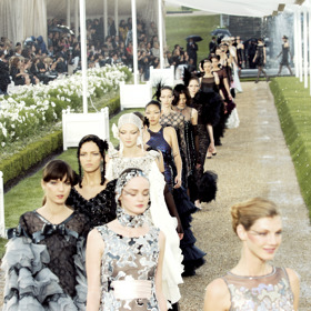 CHANEL HAUTE COUTURE AUTUMN/WINTER 2007
Koňské závodiště bez koní - to bylo hlavním dějištěm přehlídky Haute couture podzim/zima 2007
CHANEL HAUTE COUTURE AUTUMN/WINTER 2007
Koňské závodiště bez koní - to bylo hlavním dějištěm přehlídky Haute couture podzim/zima 2007
