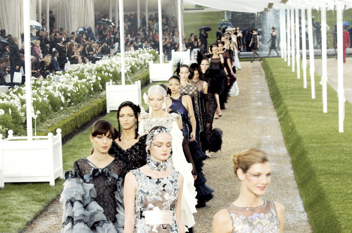 CHANEL HAUTE COUTURE AUTUMN/WINTER 2007

Koňské závodiště bez koní - to bylo hlavním dějištěm přehlídky Haute couture podzim/zima 2007
