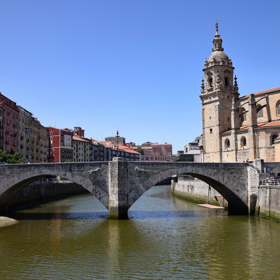 2. Bilbao, Španělsko

402% meziroční nárůst

Pokud se řekne Bilbao, pak se asi většině lidí vybaví Guggenheimovo muzeum. Byla by ale velká škoda neprozkoumat i další architektonické skvosty, které město nabízí. Baskické město je jednoduše na vzestupu, a tak není divu, že se v roce 2018 stalo Evropským městem roku.
