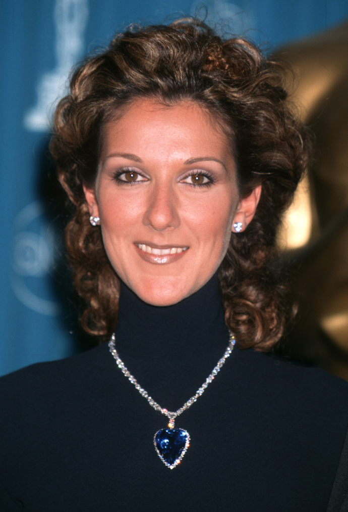 Rok Titanicu (1998)

Celine Dion vystoupila na 70. ročníku předávání Oscarů se svou filmovou písničkou "My heart will go on" . Na krku měla ikonický náhrdelník z filmu a za zády symfonický orchestr. Ten večer patřil Titanicu. Byl oceněn rekordním počtem 11 Oscarů včetně ceny za nejlepší filmovou písničku.
